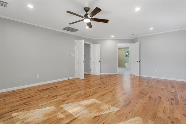 Building Photo - Recently Renovated 4-bed 3.5-bath 2-living...