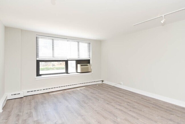 Building Photo - 450 W Wellington Ave