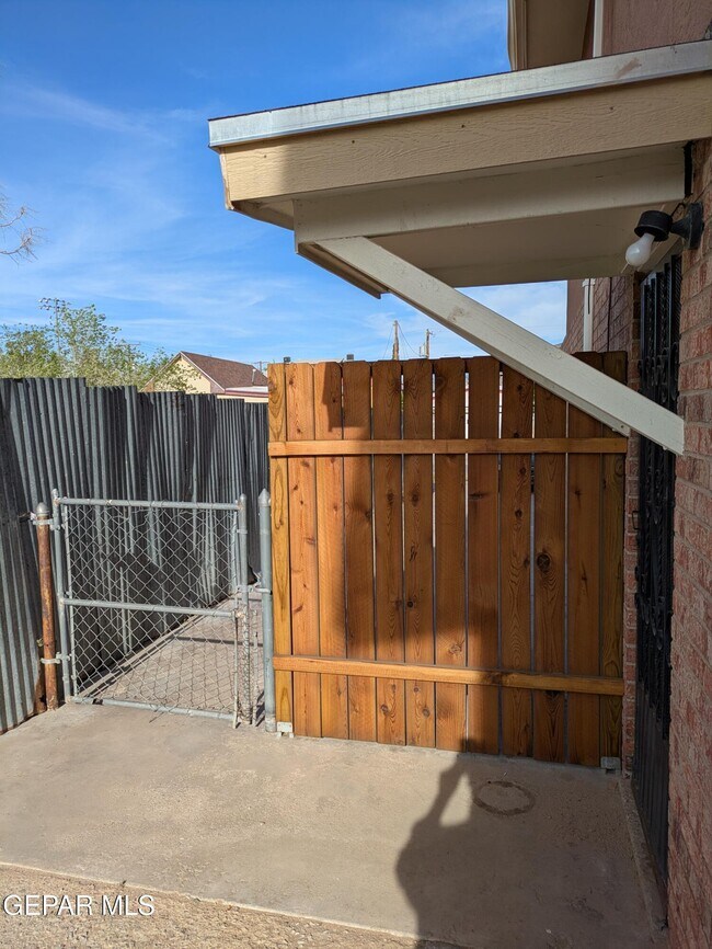 Building Photo - 709 Tays St