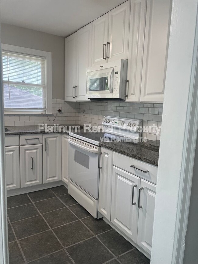 Building Photo - 3485 Maplehurst Dr