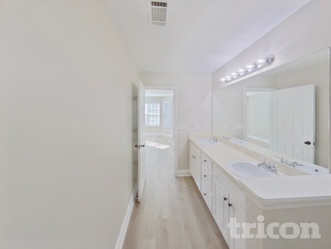 Building Photo - 1916 Roxey Ln