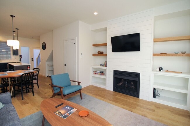 Building Photo - 5723 S Kelly Ave