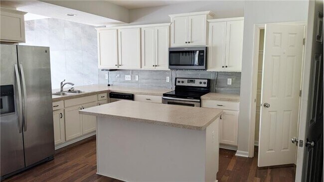 Building Photo - 2099 Commons Cir Dr
