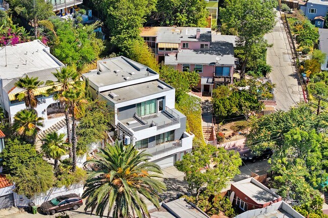 Building Photo - Your Perfect 3/2.5 Los Angeles Home Availa...