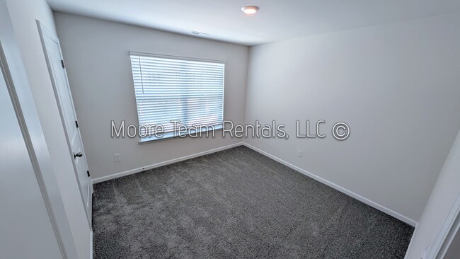 Building Photo - *** MOVE IN SPECTIAL *** Elegant New 3BR T...
