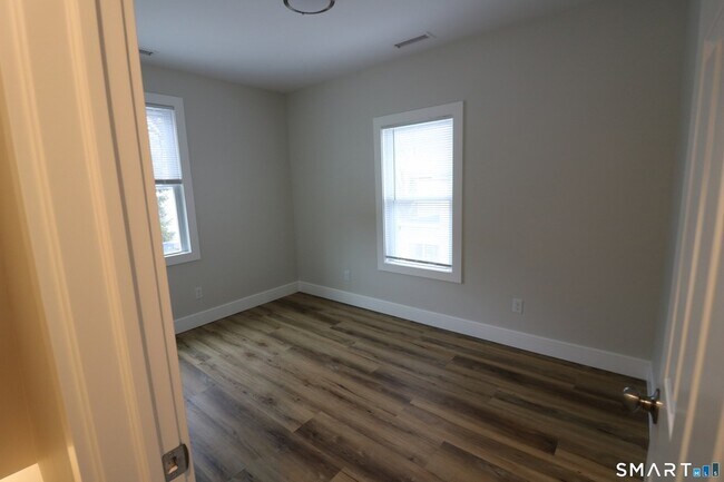 Building Photo - 6 Mary St