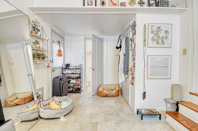 Building Photo - 1205 Westlawn Dr