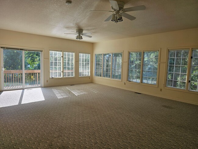 Building Photo - TRADITIONAL HOME IN PALISADES NEIGHBORHOOD...