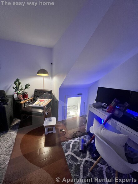 Building Photo - 14 Locust St