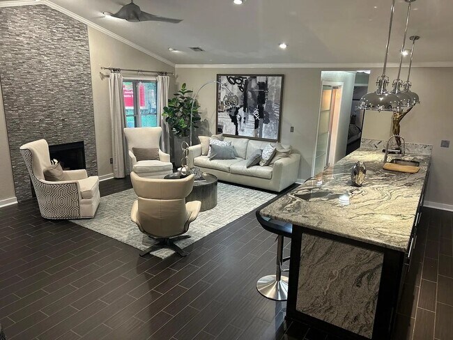 Building Photo - Available August 1st! Beautifully Remodele...