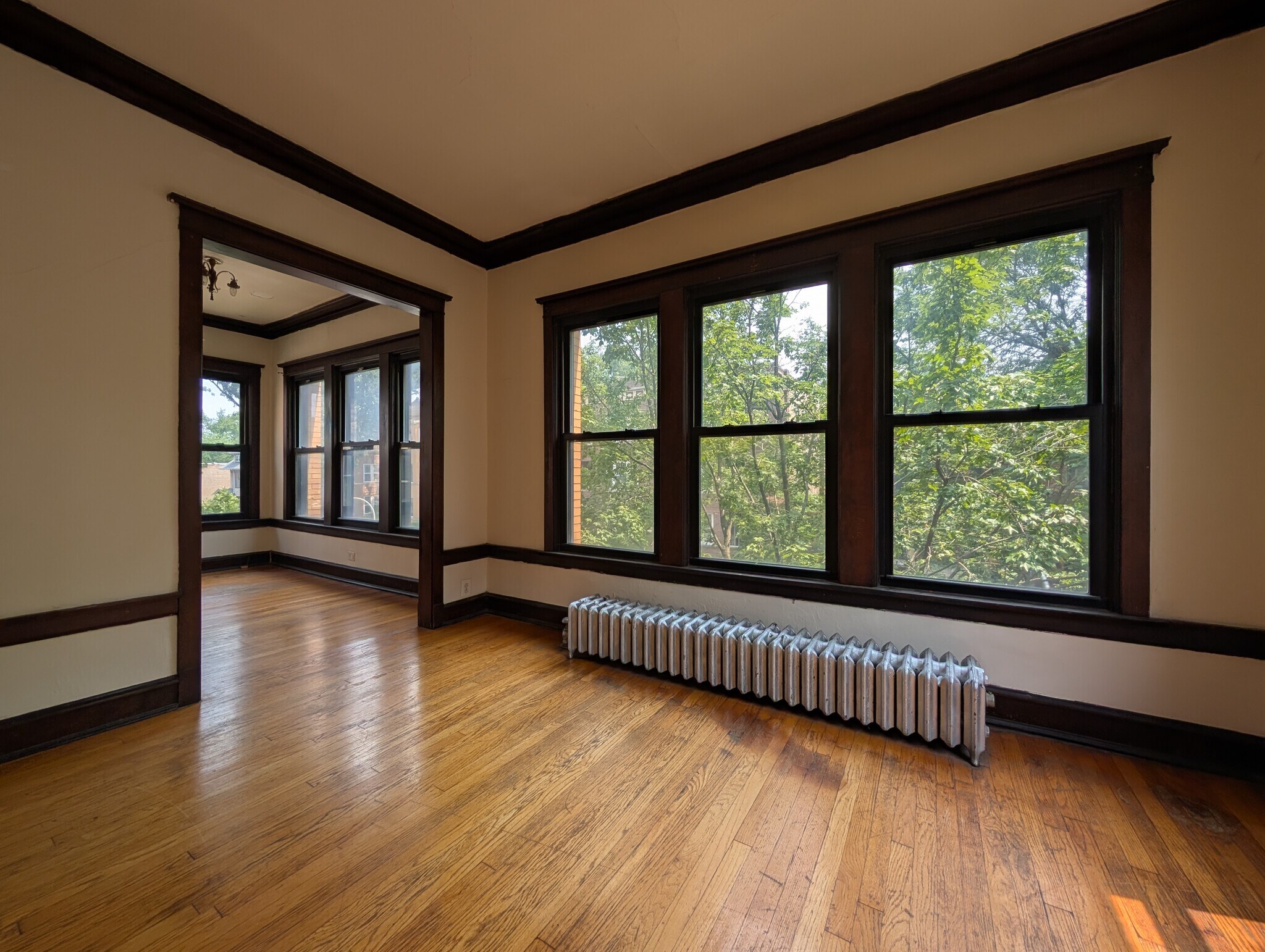 Building Photo - 2421 N Sawyer Ave