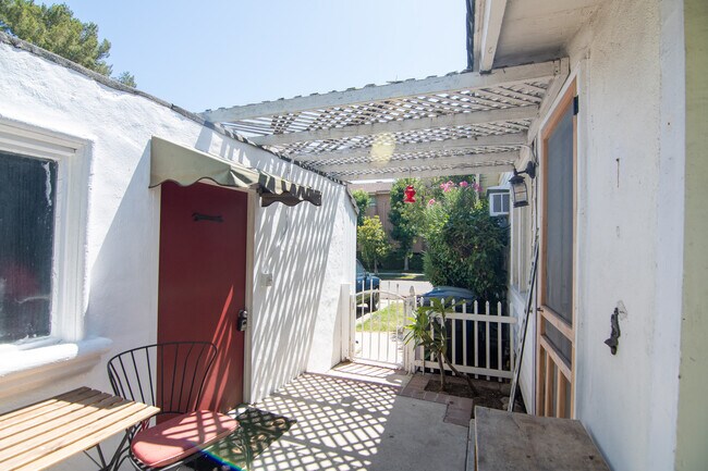 Building Photo - 820 S 5th St