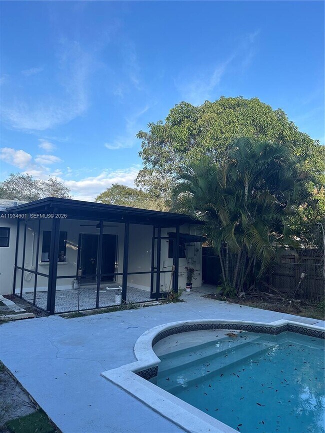 Building Photo - 200 SE 19th St