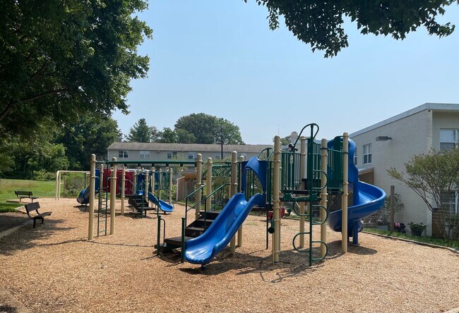 Building Photo - Montessori Living