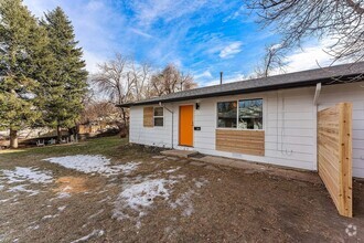 Building Photo - PRE-LEASE! Updated 2bed/1bath in Duplex ne...