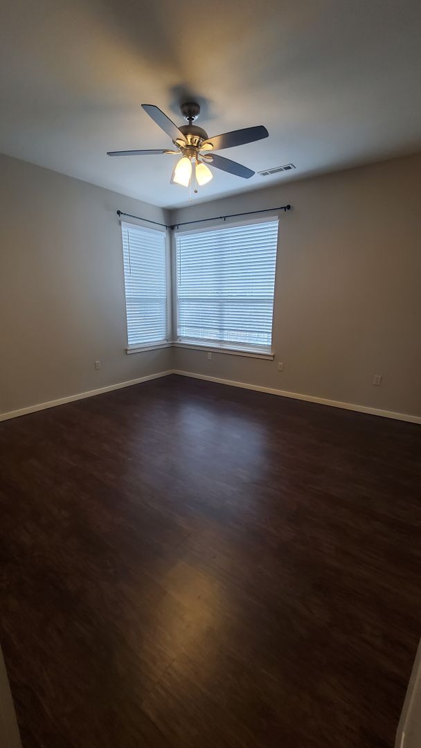 Building Photo - 40 E Maple St