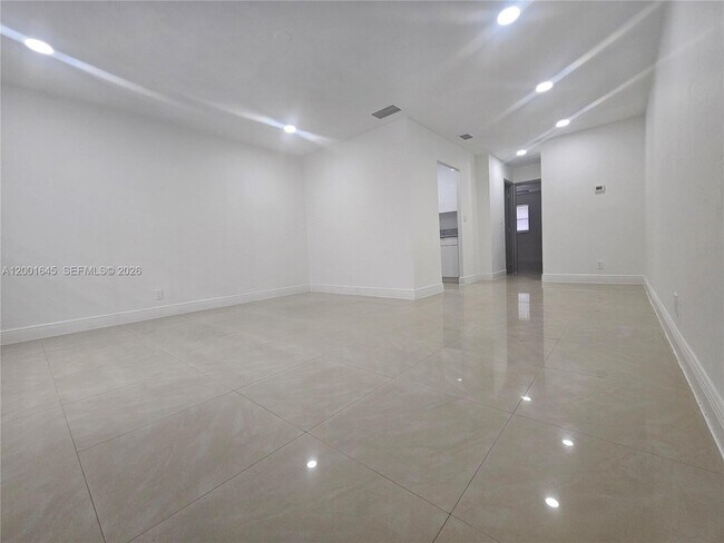 Building Photo - 700 NE 46th Ct