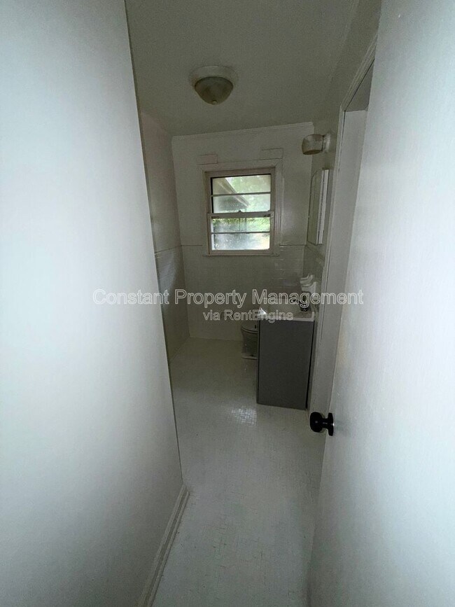 Building Photo - 4158 Log Cabin Dr