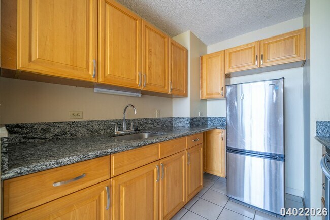 Building Photo - $2600 / 2 Bed/ 2 Bath/ 1 Parking SALT LAKE