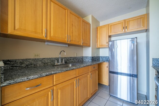 Building Photo - SALT LAKE 2 Bed 2 Bath 1 Parking