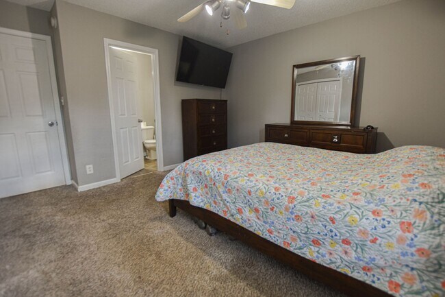 Building Photo - Pet Friendly Three Bedroom!