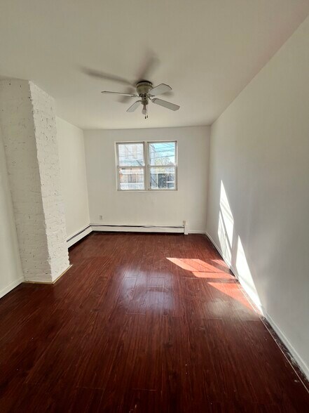 90 Armstrong Ave 1R - 88 Armstrong Ave