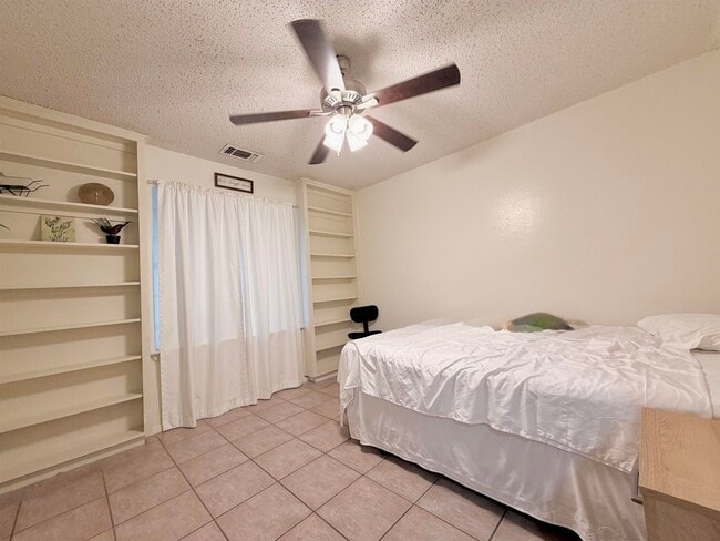 Building Photo - 200 Martingale