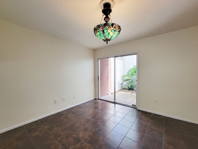 Building Photo - Stylish Townhouse in Prime Location – Walk...