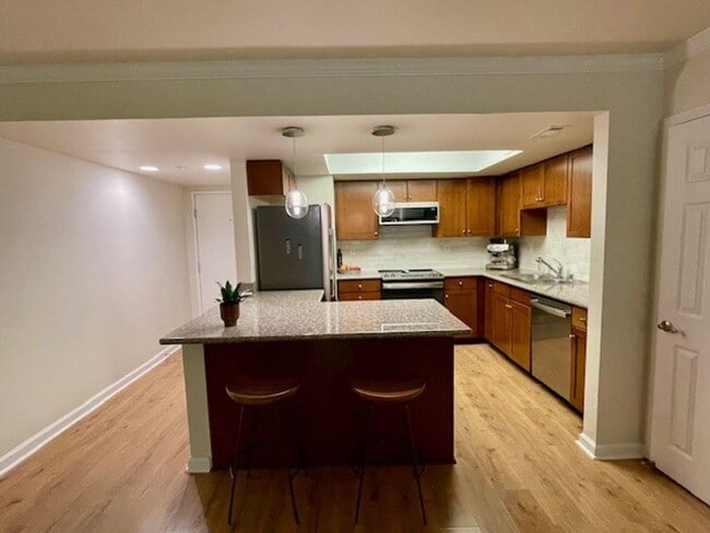Building Photo - 1 Bedroom 1 Bathroom Downtown Unit with Pa...