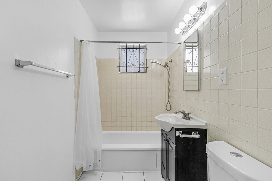 Building Photo - 536 Hyde Park Pl