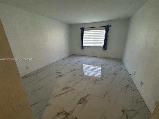 Building Photo - 158 Lakeview Dr