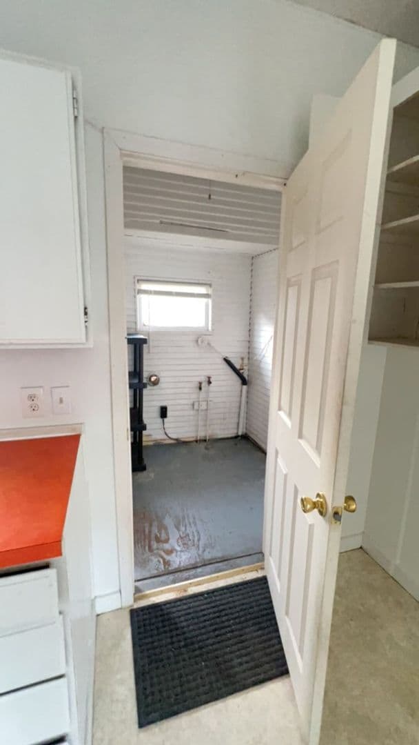 Building Photo - 2 Bedroom Home with Detached Garage & Backyard