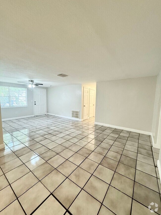 Building Photo - 4/2 Single-family home, AVAILABLE NOW!