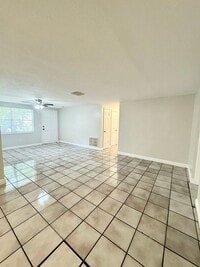 Building Photo - 4/2 Single-family home, AVAILABLE NOW!