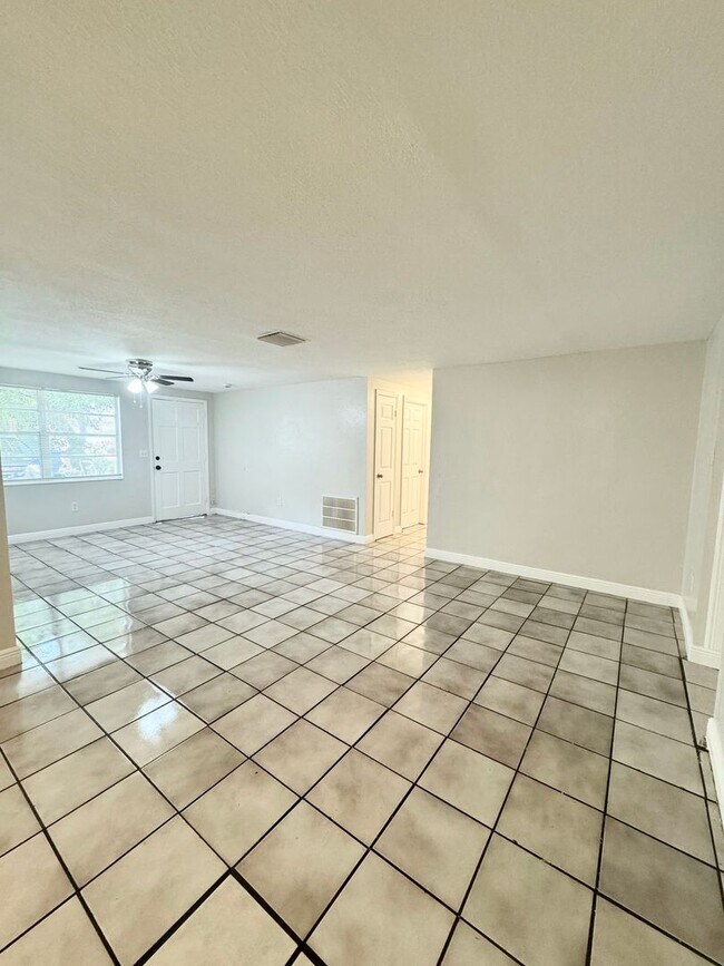 Building Photo - 4/2 Single-family home, AVAILABLE NOW!