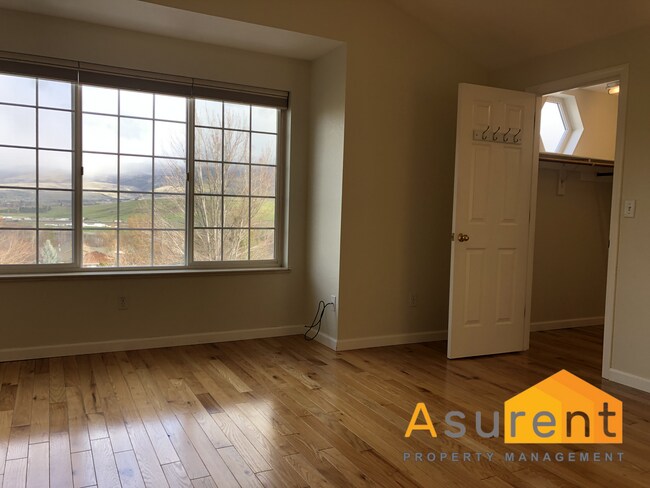 Building Photo - Stunning Home with Beautiful views of Ashland Available Soon!