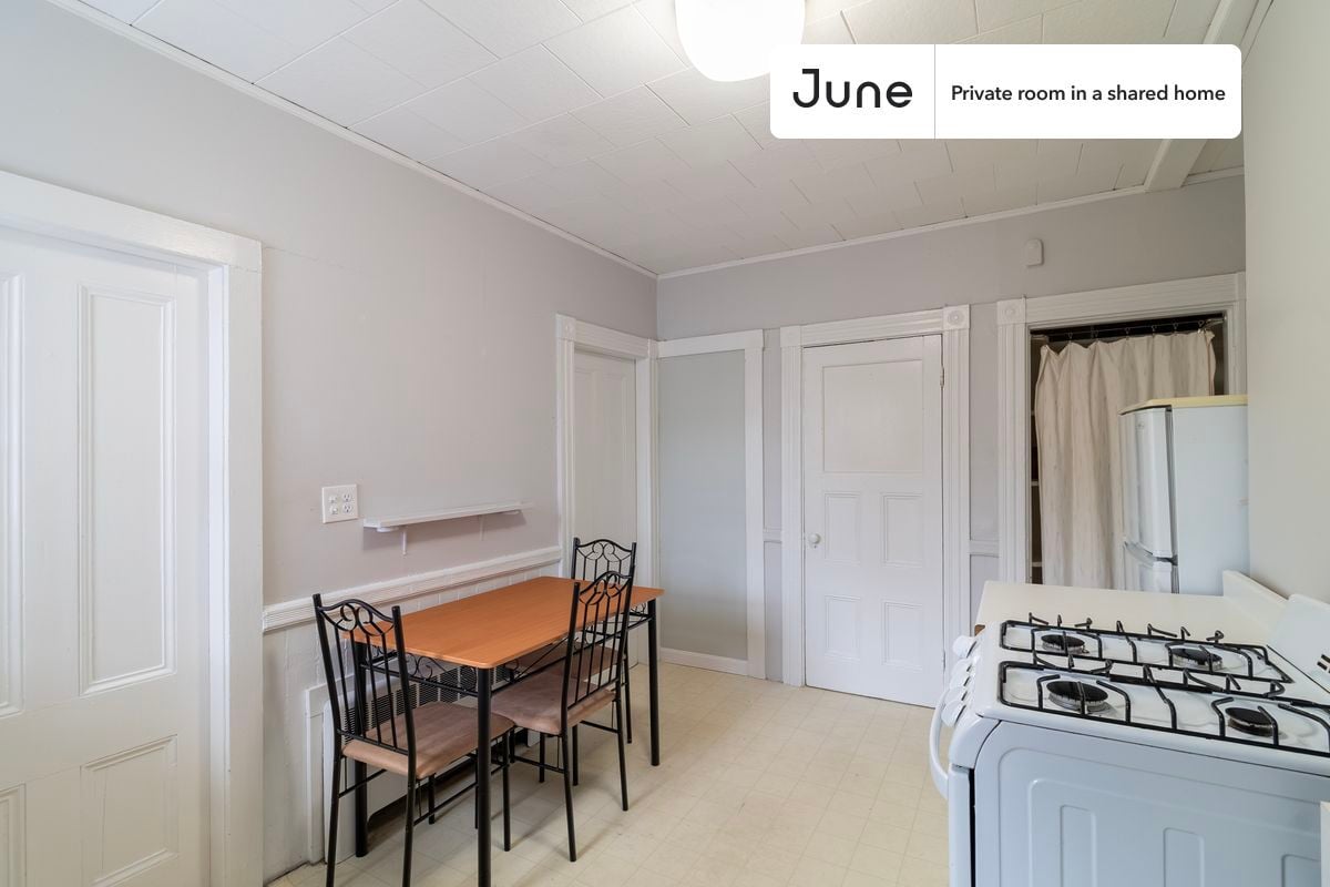 Building Photo - Room in Shared 4 bed/1 bath home