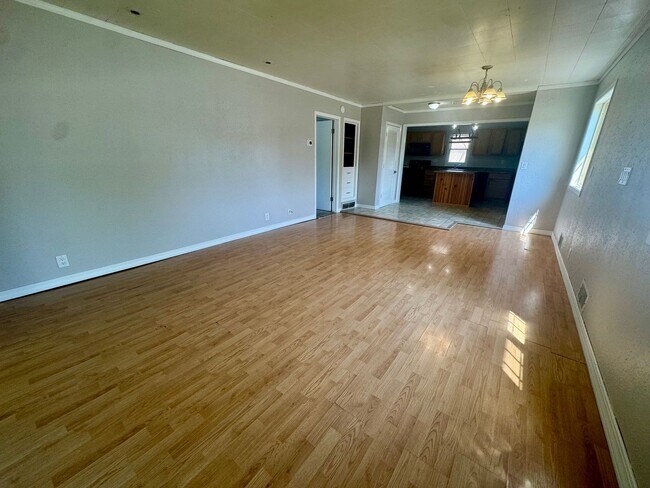 Building Photo - 702 W Ave A