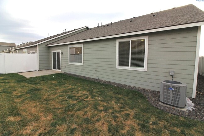 Building Photo - 3 Bed/2 Bath Townhouse in West Pasco!