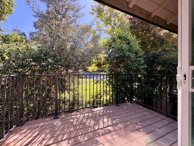 Building Photo - Beautifully updated Auburn apartment!