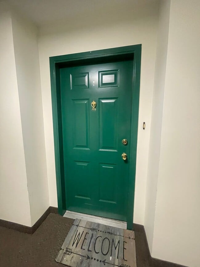 Building Photo - VERY SPACIOUS CONDO ON 3RD FLOOR WITH ELEV...