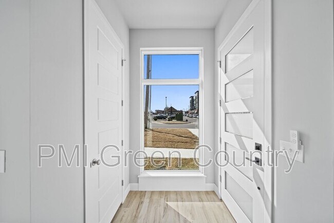 Building Photo - 122 E Elgin St