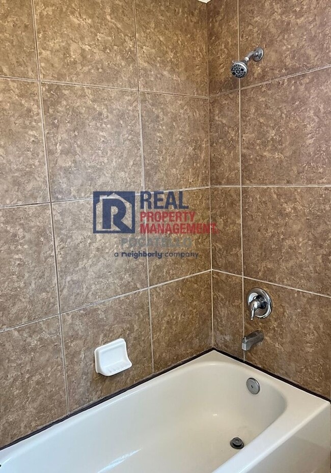 Building Photo - 4 bedroom 2 bath - 1 Car Detached Garage -...