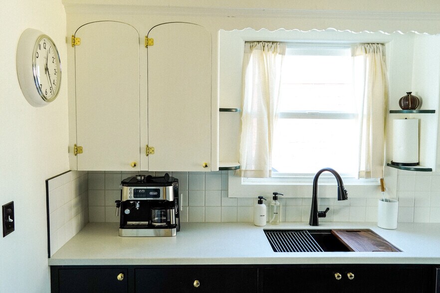 Building Photo - 4603 NE Irving St