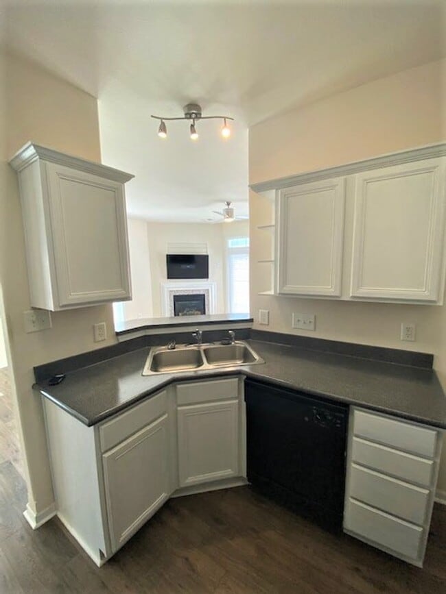 Building Photo - End Unit Townhome!  Over 1500 Sq Ft!  Harr...