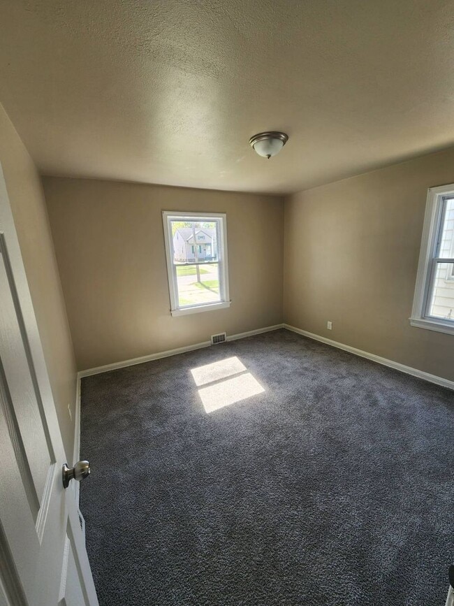 Building Photo - Charming 3-Bedroom Property in Prime Location