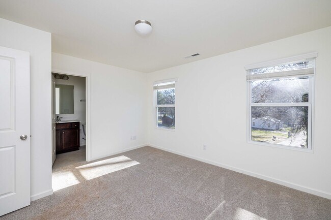 Building Photo - Available June 24th  3br 2.5 ba townhome i...