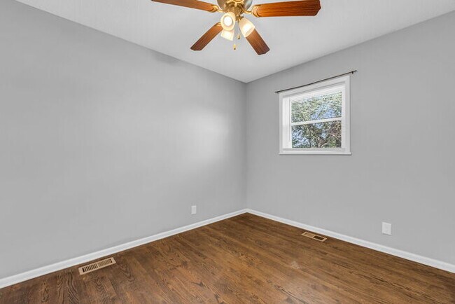 Building Photo - 4 bed, 2 bath, updated interior, AVAILABLE...