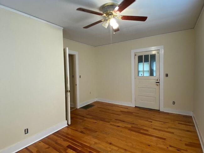 Building Photo - 2 Bedroom 1 Bath Home In Greenville !