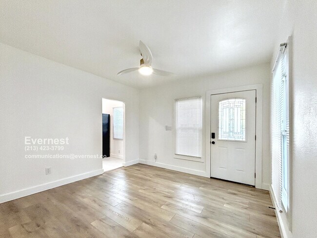 Building Photo - Lovely 2-Bedroom Duplex with Modern Comfor...